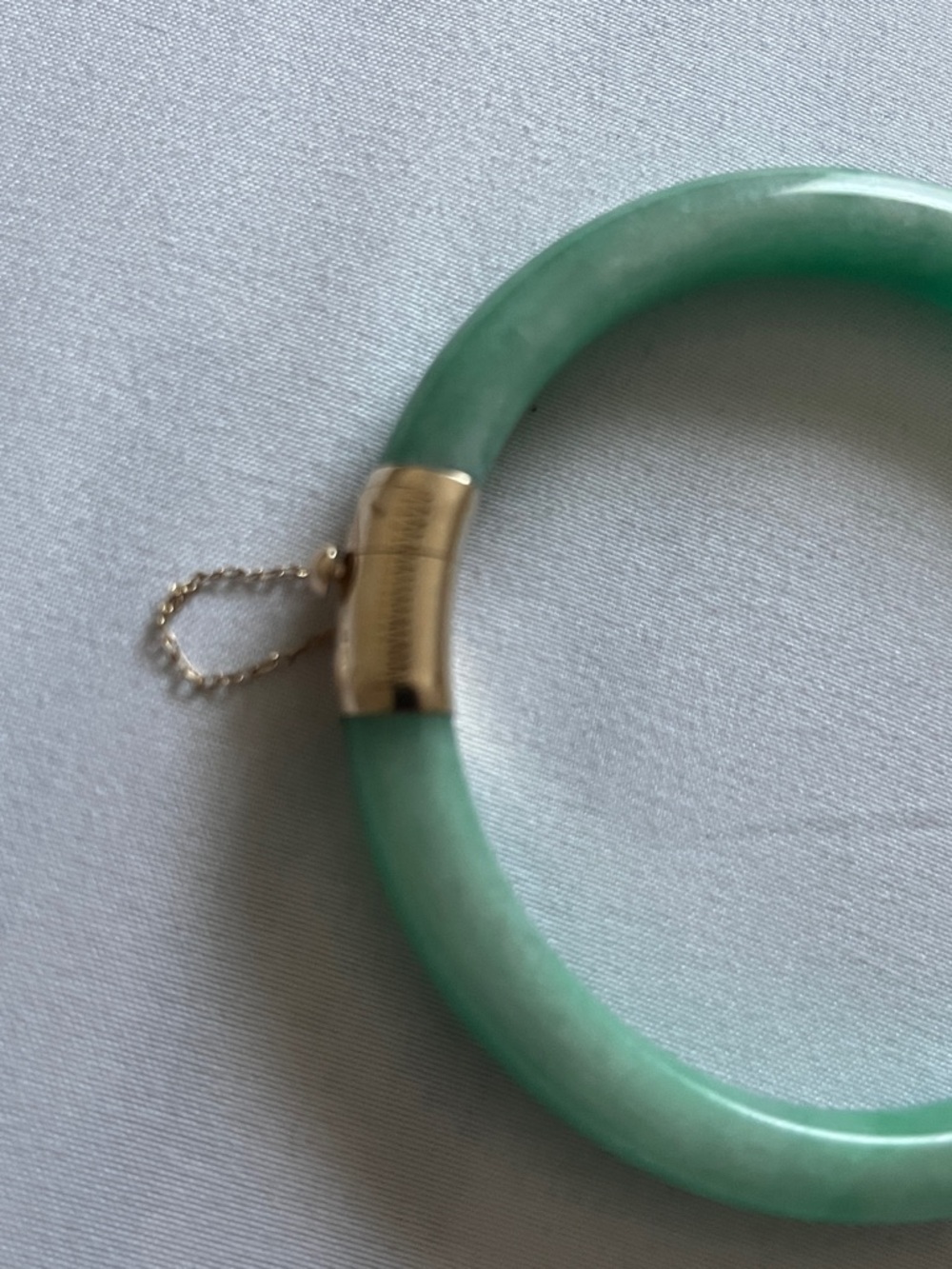 Chinese green jade hinged bangle bracelet often featuring 14K yellow gold - Picture 5 of 16